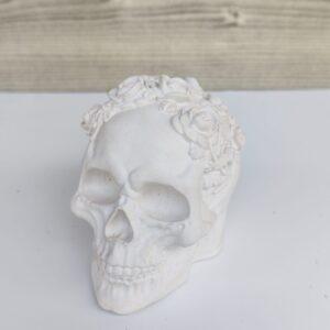 Koponya rózsakoszorúval